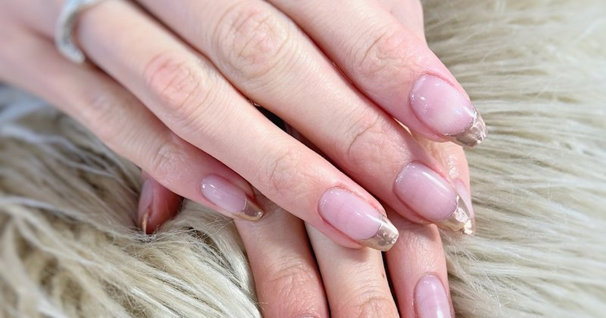 ミラーフレンチネイルで洗練された手元に 21年トレンドデザインまとめ ホットペッパービューティーマガジン ミラーフレンチネイルで洗練された手元に 21年トレンドデザインまとめ ホットペッパービューティーマガジン