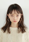 ナチュラルバングとニュアンスミディアムヘア。