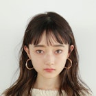 ナチュラルバングとニュアンスミディアムヘア。