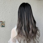 3色グレーで仕上げたグラデーション 【カラー・エクステ】