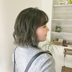 ミディヘアのオリーブカラー