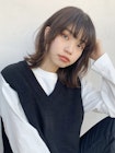 アッシュミディアムスタイル_ウェーブパーマ耳かけ_7142
