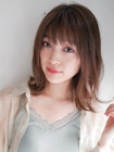 外ハネ レイヤー 毛先パーマ 耳かけ フォギーベージュ