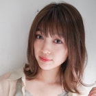 外ハネ レイヤー 毛先パーマ 耳かけ フォギーベージュ