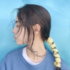 紐アレンジ_ウェーブパーマフォギーベージュ耳かけ_7548