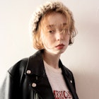 ニット帽アレンジ_耳かけウェーブパーマフォギーベージュ_27259