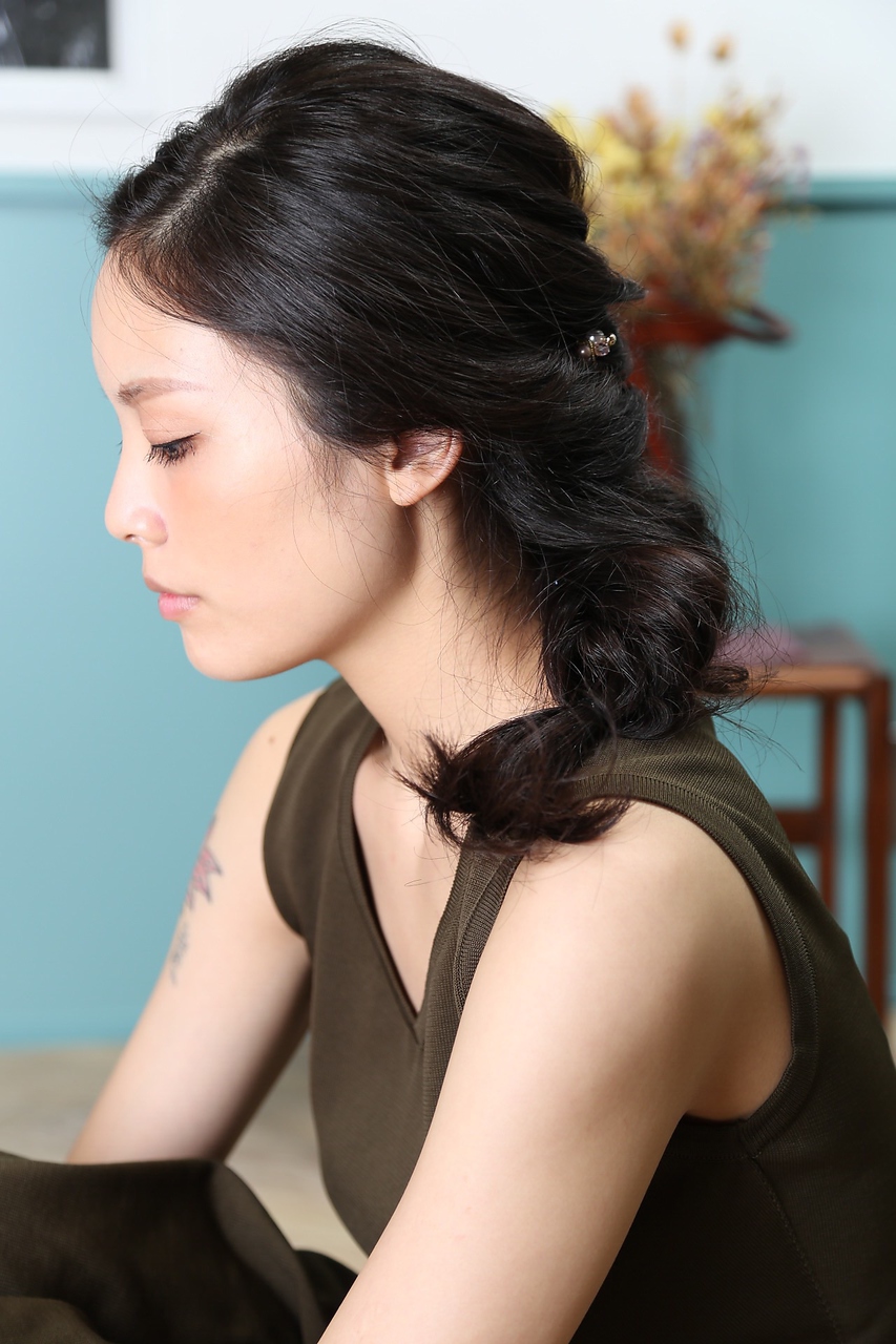 簡単ヘアアレンジで黒髪セミロングをアップデート オフィスやデートに使える髪型特集 ホットペッパービューティーマガジン 簡単ヘアアレンジで黒髪セミロングをアップデート オフィスやデートに使える髪型特集 ホットペッパービューティーマガジン