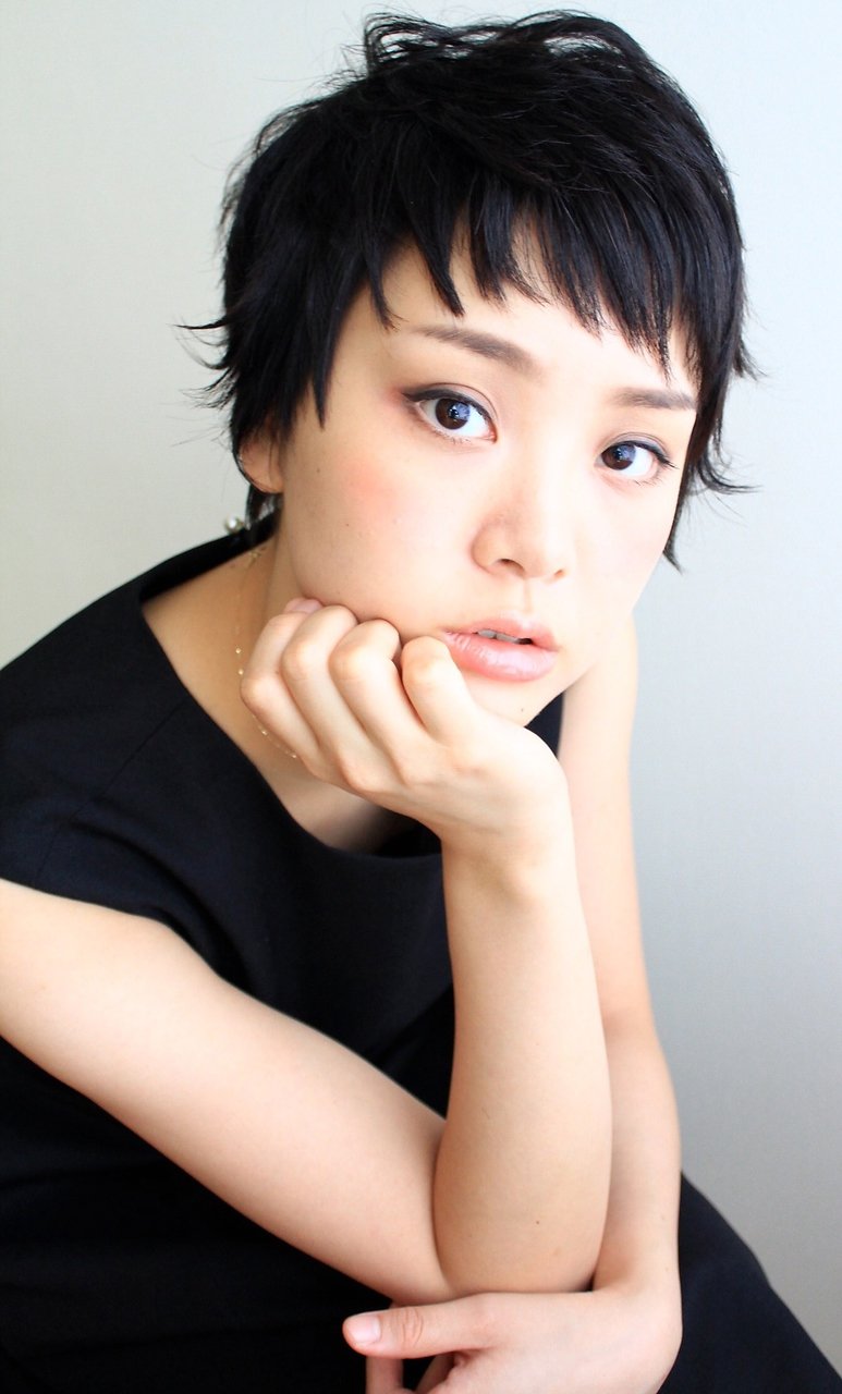 黒髪で作る秋冬ヘアカラー 透明感とツヤ感にニュアンスカラーをプラスして ホットペッパービューティーマガジン