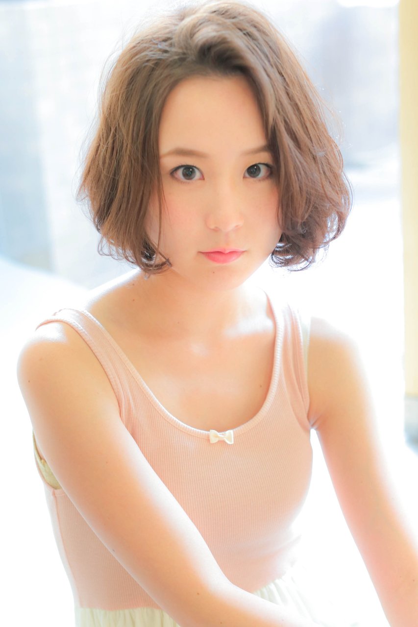 抜け感スタイルでかきあげバングの大人ボブ