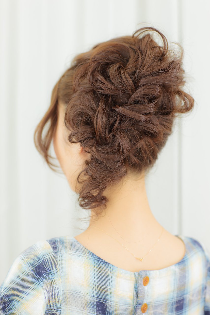 クリスマスの街を彩るアップスタイル デートもパーティーもokな可愛いヘアアレンジ集 ホットペッパービューティーマガジン