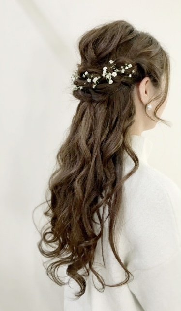 ウェディング 可愛い花冠の髪型を大特集 花嫁さん必見のアップスタイルを要チェック ホットペッパービューティーマガジン