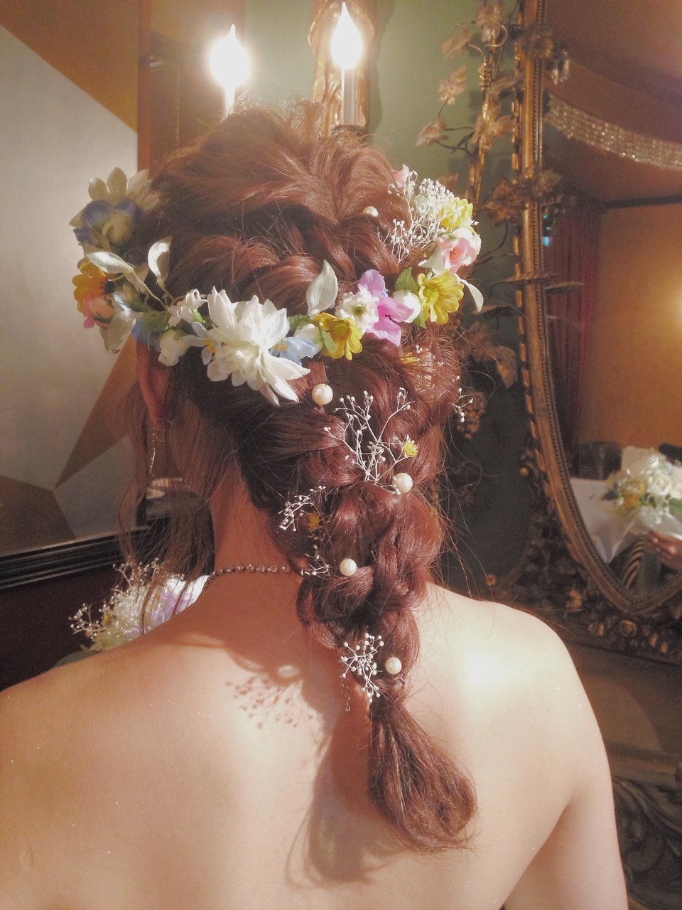 ウェディング 可愛い花冠の髪型を大特集 花嫁さん必見のアップスタイルを要チェック ホットペッパービューティーマガジン