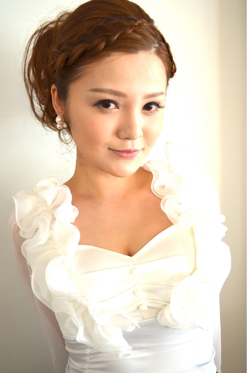 18 花嫁さんの髪型はドレスのシルエット別に選ぶ ウェディングドレスの次はヘアアレンジ ホットペッパービューティーマガジン