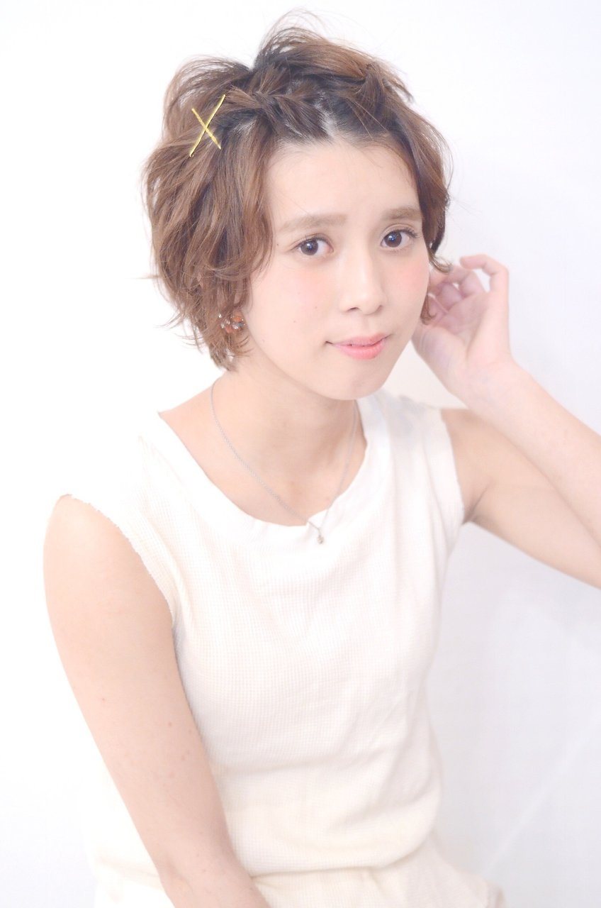 簡単ひと手間で上品 大人見せ ゴールドピン を使ったヘアアレンジまとめ ホットペッパービューティーマガジン