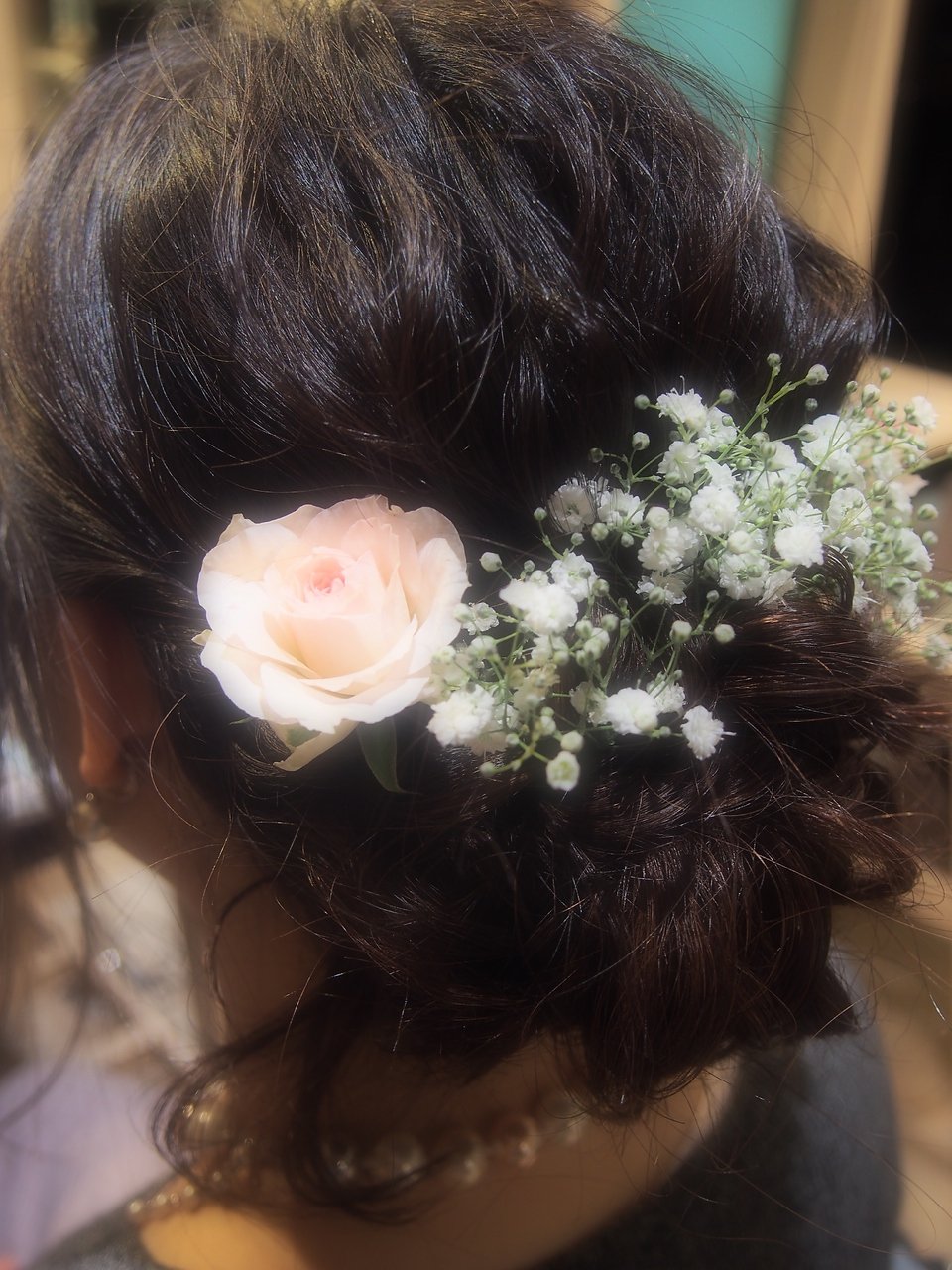 成人式や卒業式におすすめ 主役級の特別な日は 生花を使った華やかなヘアアレンジで ホットペッパービューティーマガジン