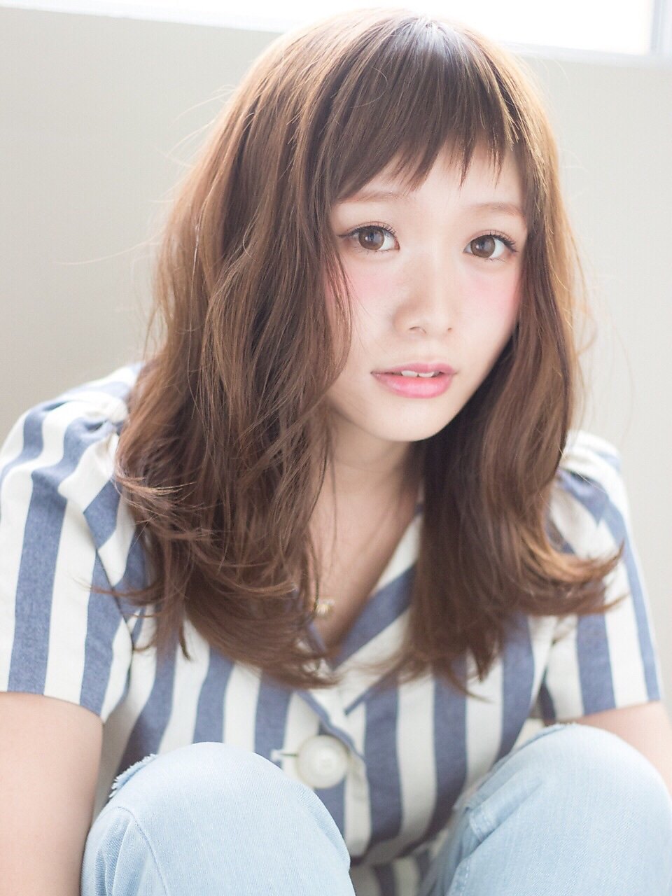 こなれ感は前髪で作る ざっくりとした短めバングのヘアスタイル特集 ホットペッパービューティーマガジン こなれ感は前髪で作る ざっくりとした短めバングのヘアスタイル特集 ホットペッパービューティーマガジン