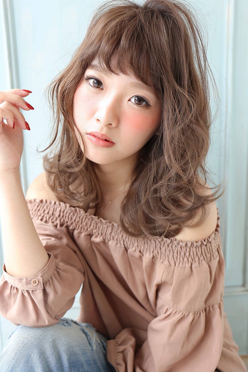 ふんわりウエーブで女子力アップ ゆるパーマミディアムのヘアスタイル決定版 ホットペッパービューティーマガジン