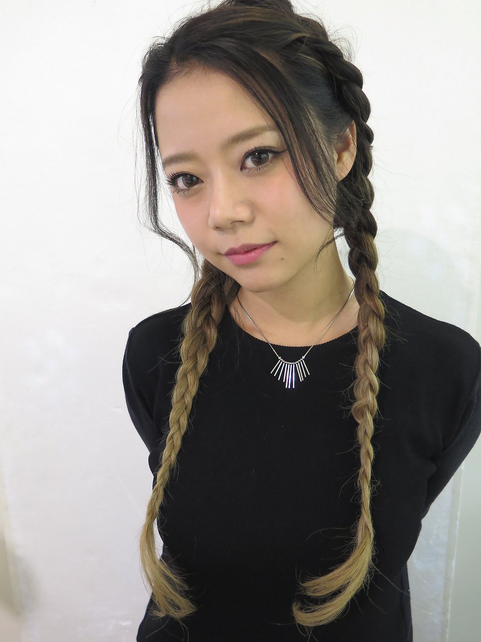 アンバランスさがおしゃれで可愛い 片編み込みを使ったヘアアレンジまとめ ホットペッパービューティーマガジン アンバランスさがおしゃれで可愛い 片編み込みを使ったヘアアレンジまとめ ホットペッパービューティーマガジン