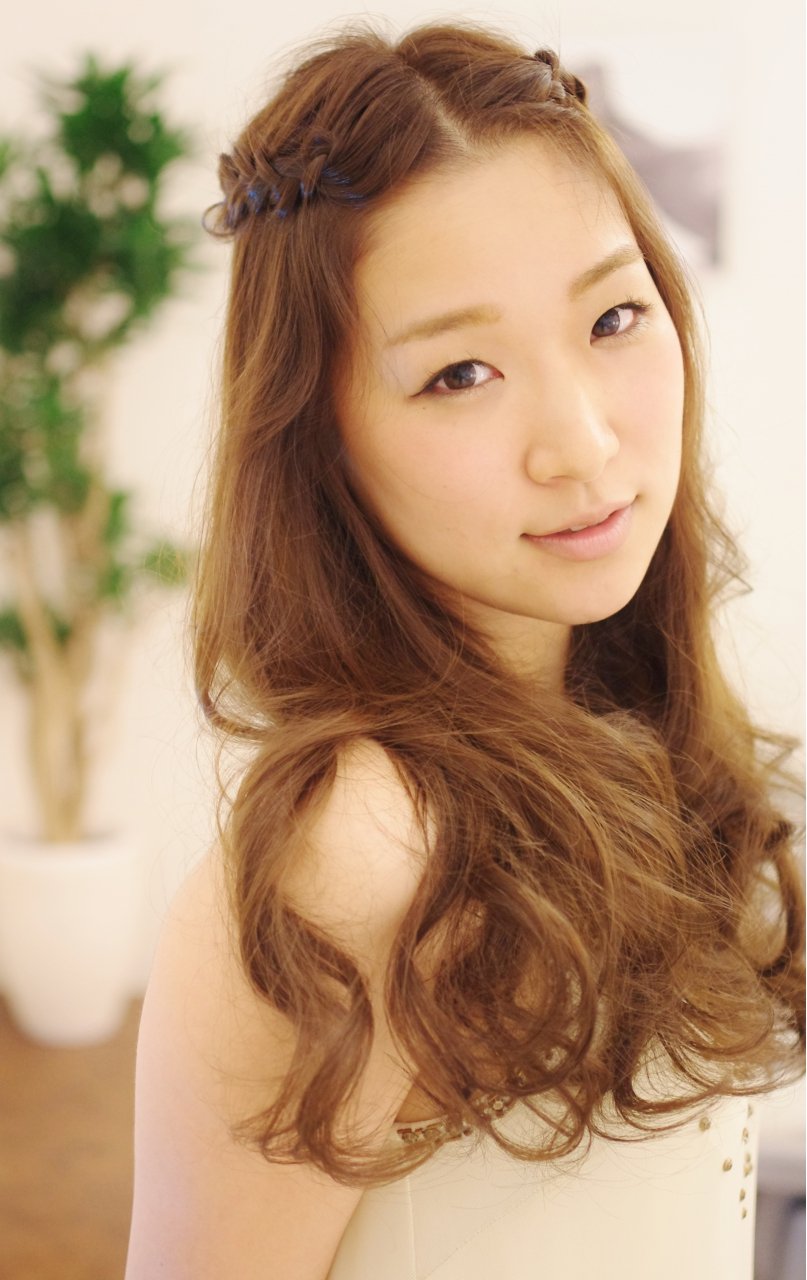 アンバランスさがおしゃれで可愛い 片編み込みを使ったヘアアレンジまとめ ホットペッパービューティーマガジン アンバランスさがおしゃれで可愛い 片編み込みを使ったヘアアレンジまとめ ホットペッパービューティーマガジン