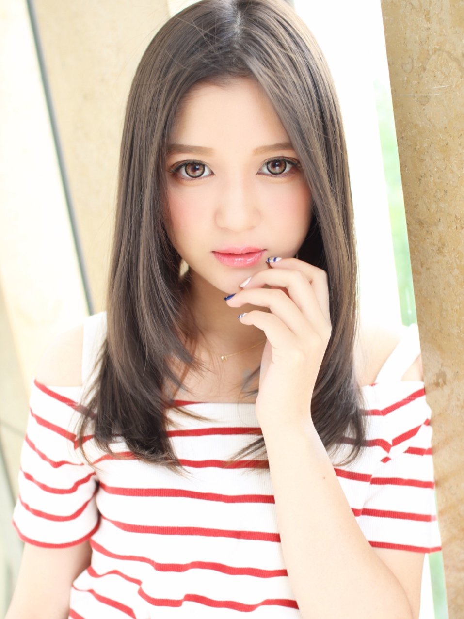 前髪で印象が変わる 大人かわいいワンカールパーマのセミロングまとめ ホットペッパービューティーマガジン