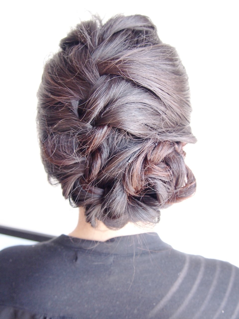 へアアレンジに迷ったらこれ 大きい編み込みのスウィートなまとめ髪カタログ ホットペッパービューティーマガジン