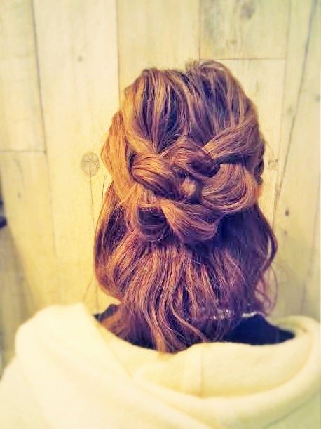 へアアレンジに迷ったらこれ 大きい編み込みのスウィートなまとめ髪カタログ ホットペッパービューティーマガジン