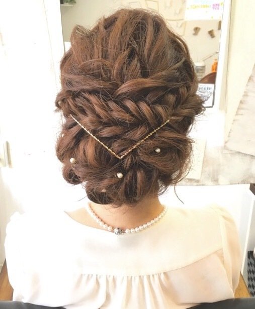 へアアレンジに迷ったらこれ 大きい編み込みのスウィートなまとめ髪カタログ ホットペッパービューティーマガジン