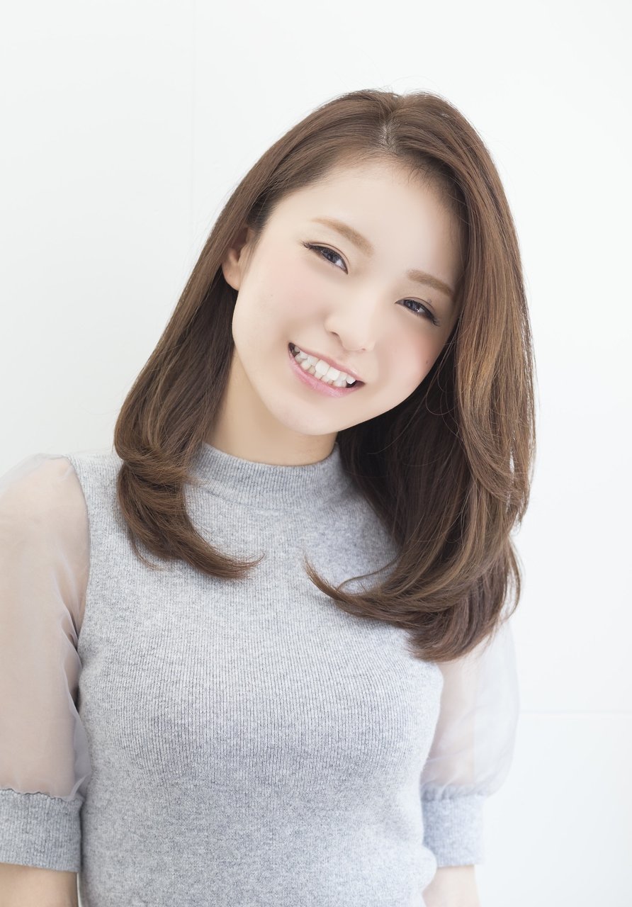 セミロングで小顔になりたい 縦長ラインの ワンレン で願いを叶える ホットペッパービューティーマガジン セミロングで小顔になりたい 縦長ラインの ワンレン で願いを叶える ホットペッパービューティーマガジン