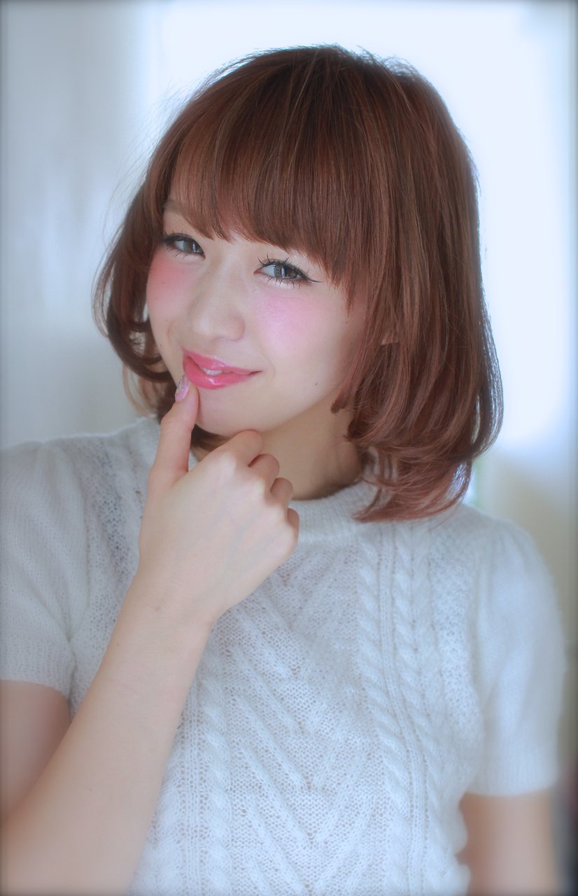 厚め斜め前髪の小顔に見える大人かわいいピンクブラウンボブ