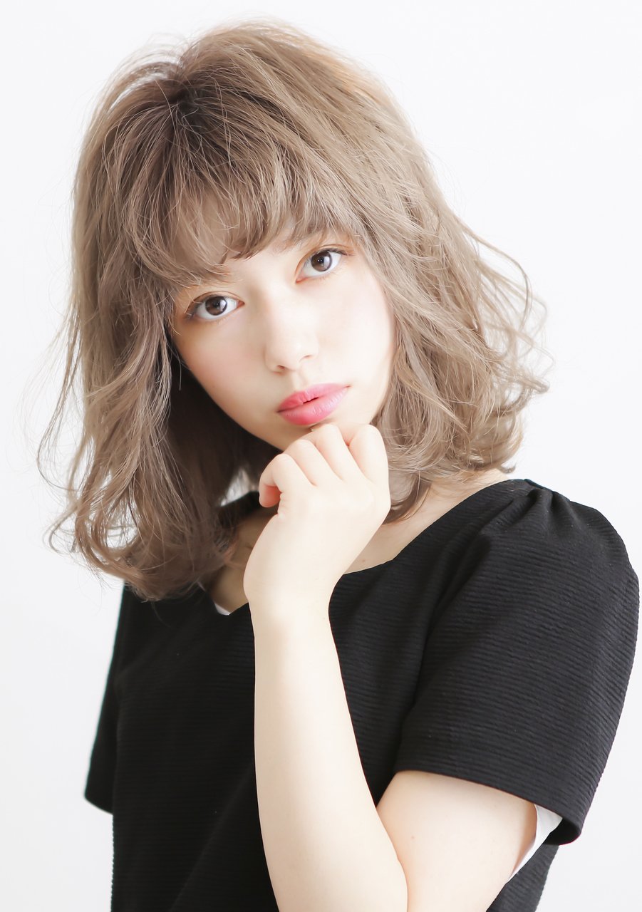 ハイトーンベージュグレージュカラーゆるふわミディアムボブ４