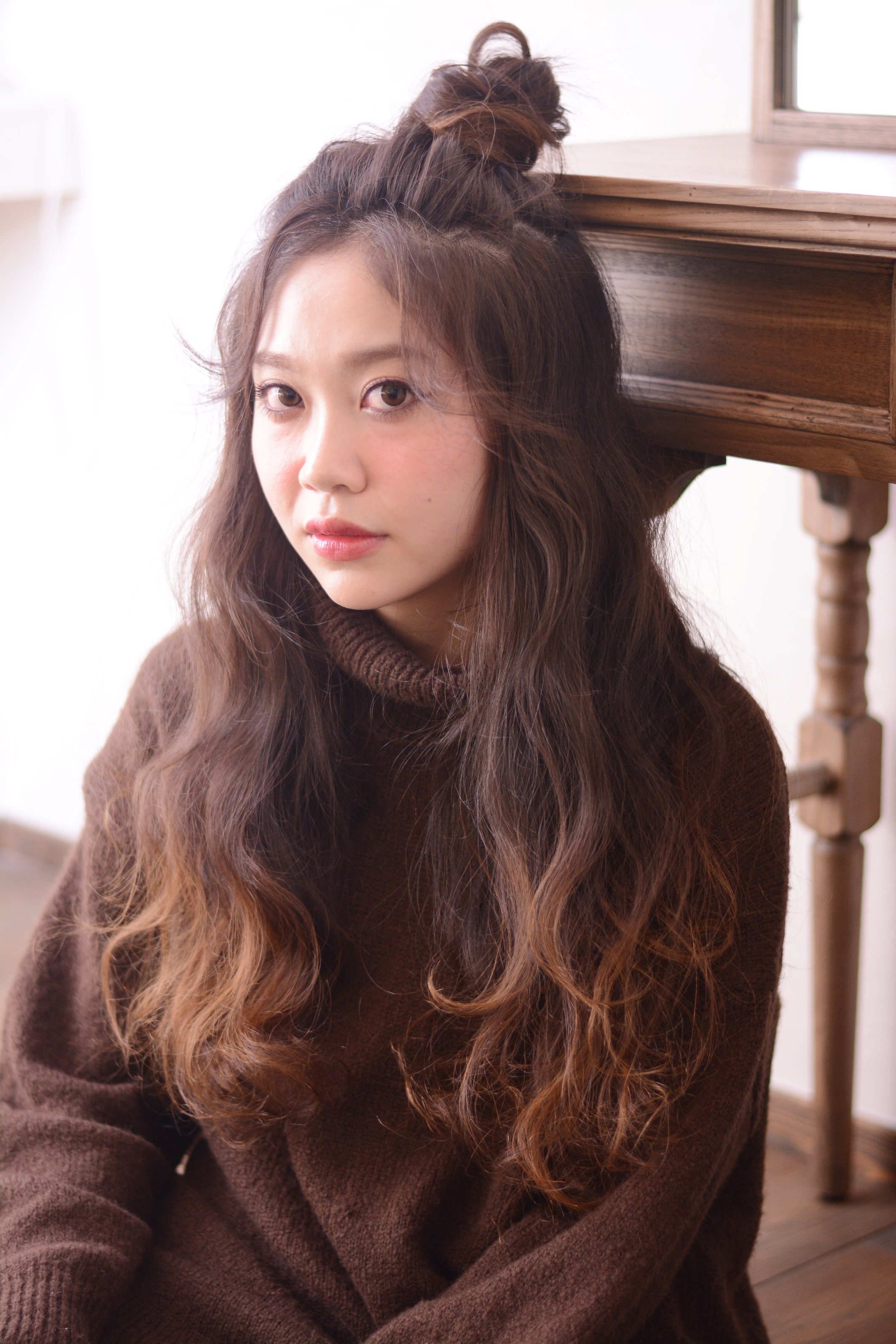 ロングヘアーのまとめ髪は種類が豊富 華やかさもラフさも自由自在なスタイル集 ホットペッパービューティーマガジン ロングヘアーのまとめ髪は種類が豊富 華やかさもラフさも自由自在なスタイル集 ホットペッパービューティーマガジン