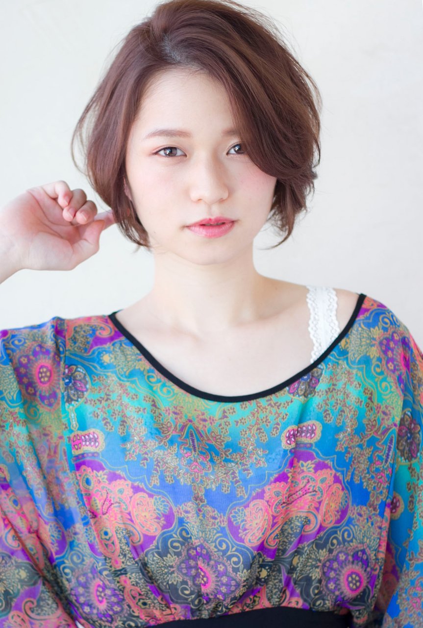 スポンテニアスなうるツヤショートひし形ハンサムボブ