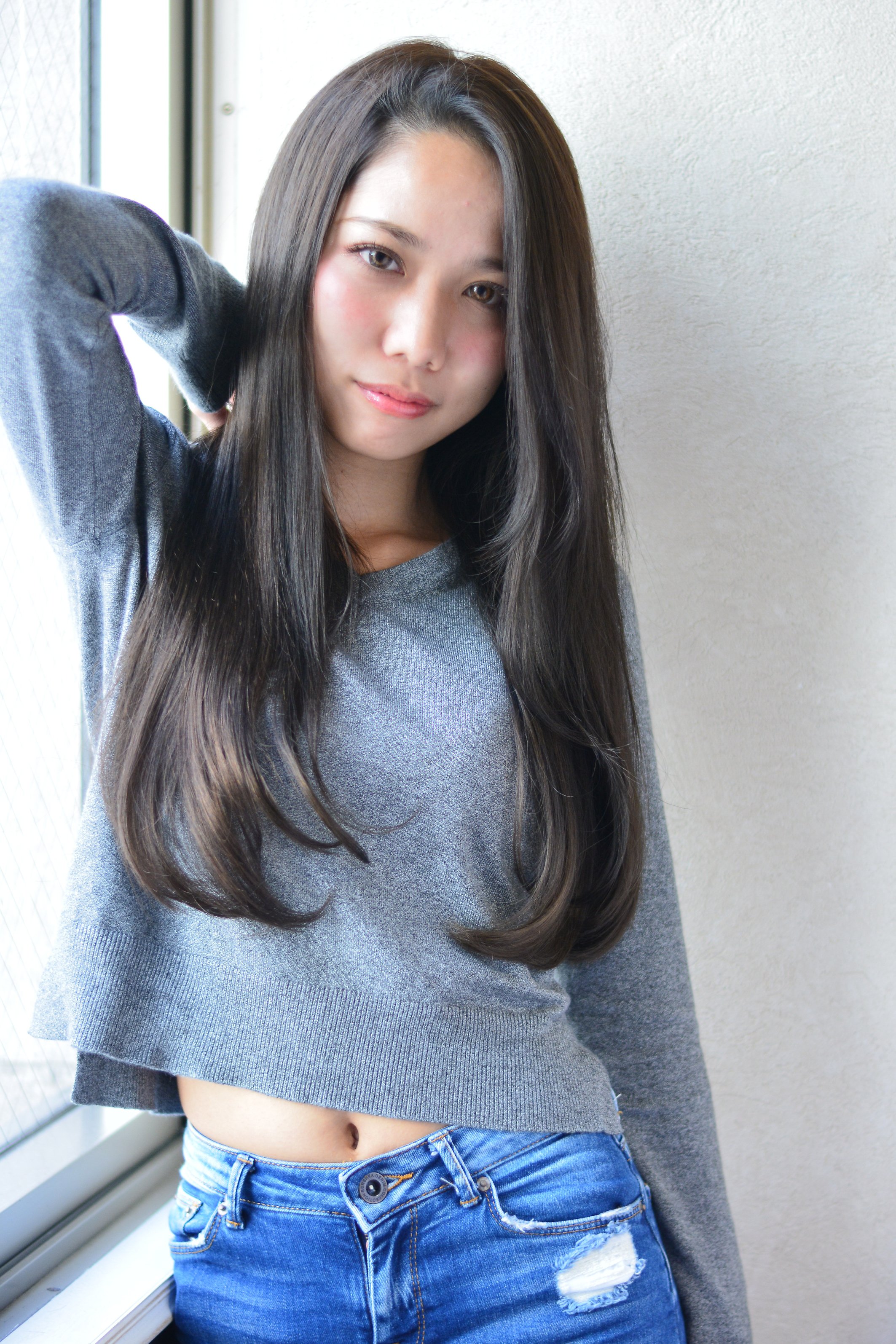クラシカルな黒髪かき上げバングフェミニンストレート