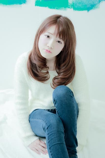 モイストストレートでフェミニンなイメージのＡラインロング