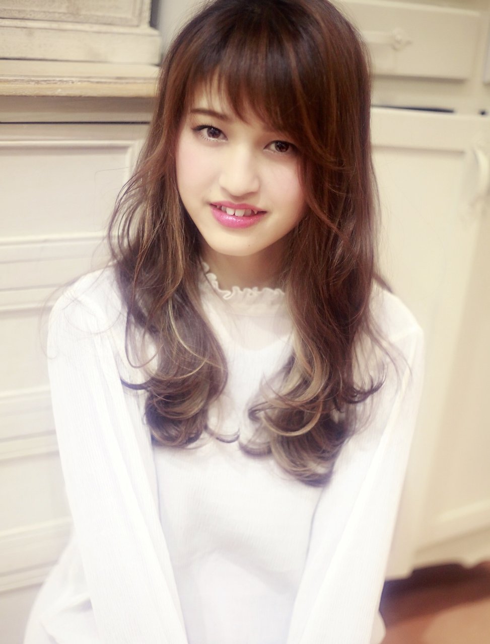 パーマ ヘアアイロンで作る ロングヘアのワンカールで可愛らしく ホットペッパービューティーマガジン