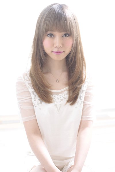 .厚めバングで小顔に見えるマーメイドアッシュのロングヘア