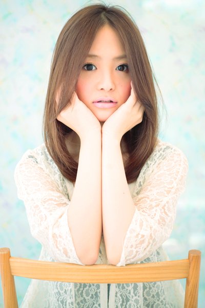 センターパートで大人かわいいナチュラルストレートのセミロング