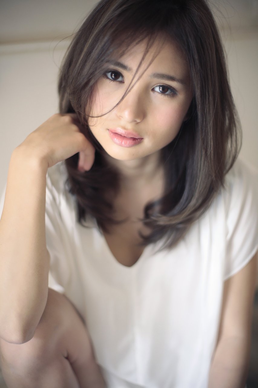 似合わせカットで小顔に見えるセンターパートの伸ばしかけヘアー