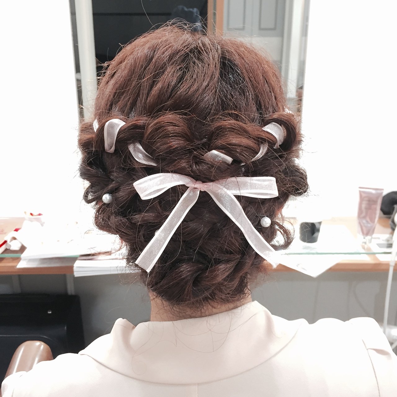 まとめ髪はヘアアクセを上手に使ってグッとおしゃれに♡華やかさがアップするヘアアレンジ｜ホットペッパービューティーマガジン