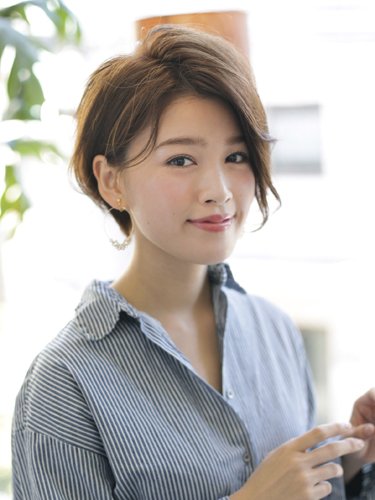 前下がりのシルエット でヘアスタイルが大人っぽく 女度アップのヘアカタログ集 ホットペッパービューティーマガジン