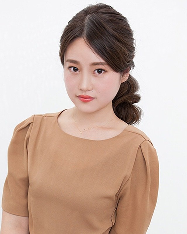 ロングヘアでつくる編み込みダウンアレンジ
