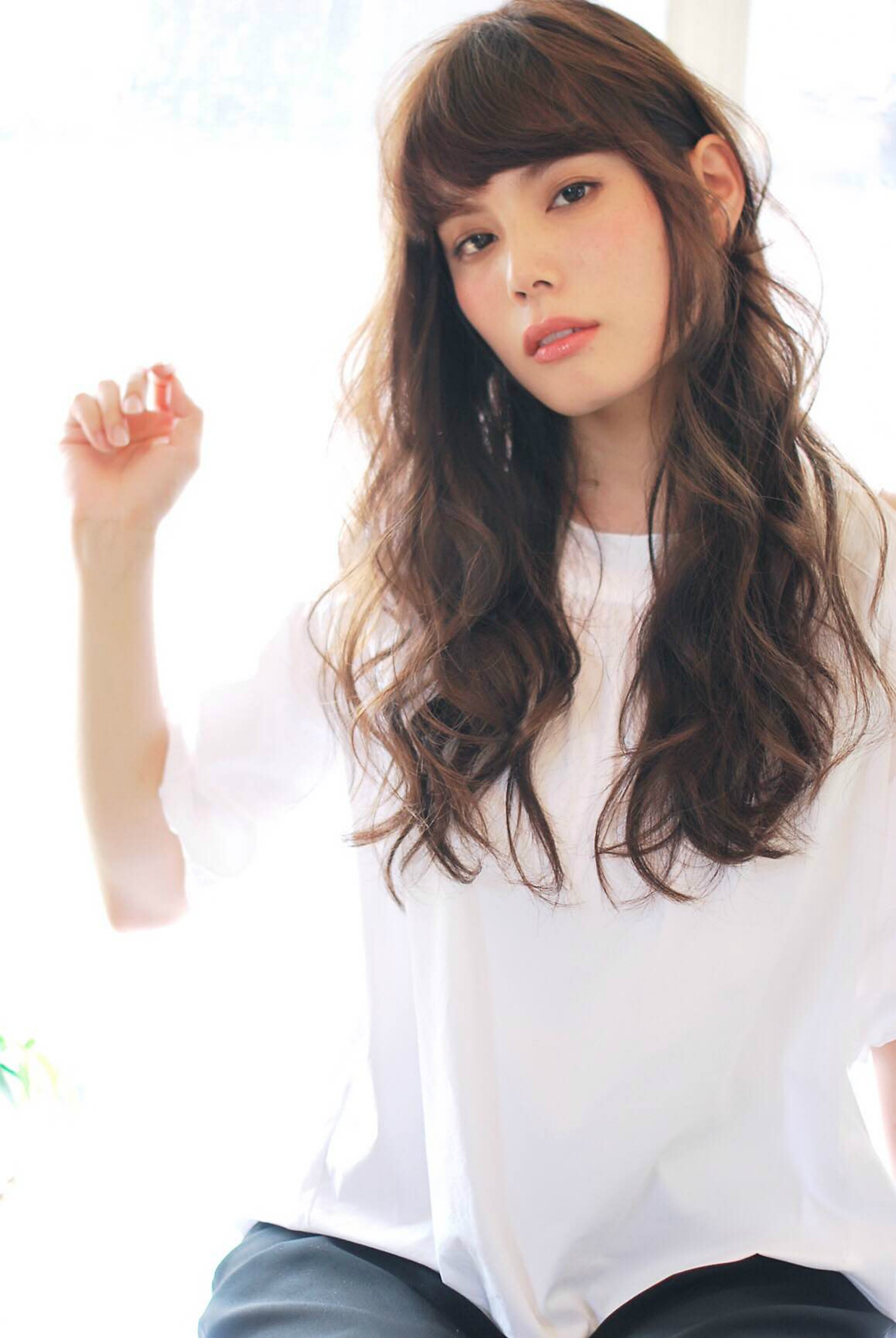 ぱっつんワイドバングのナチュラルモードなウェーブロング