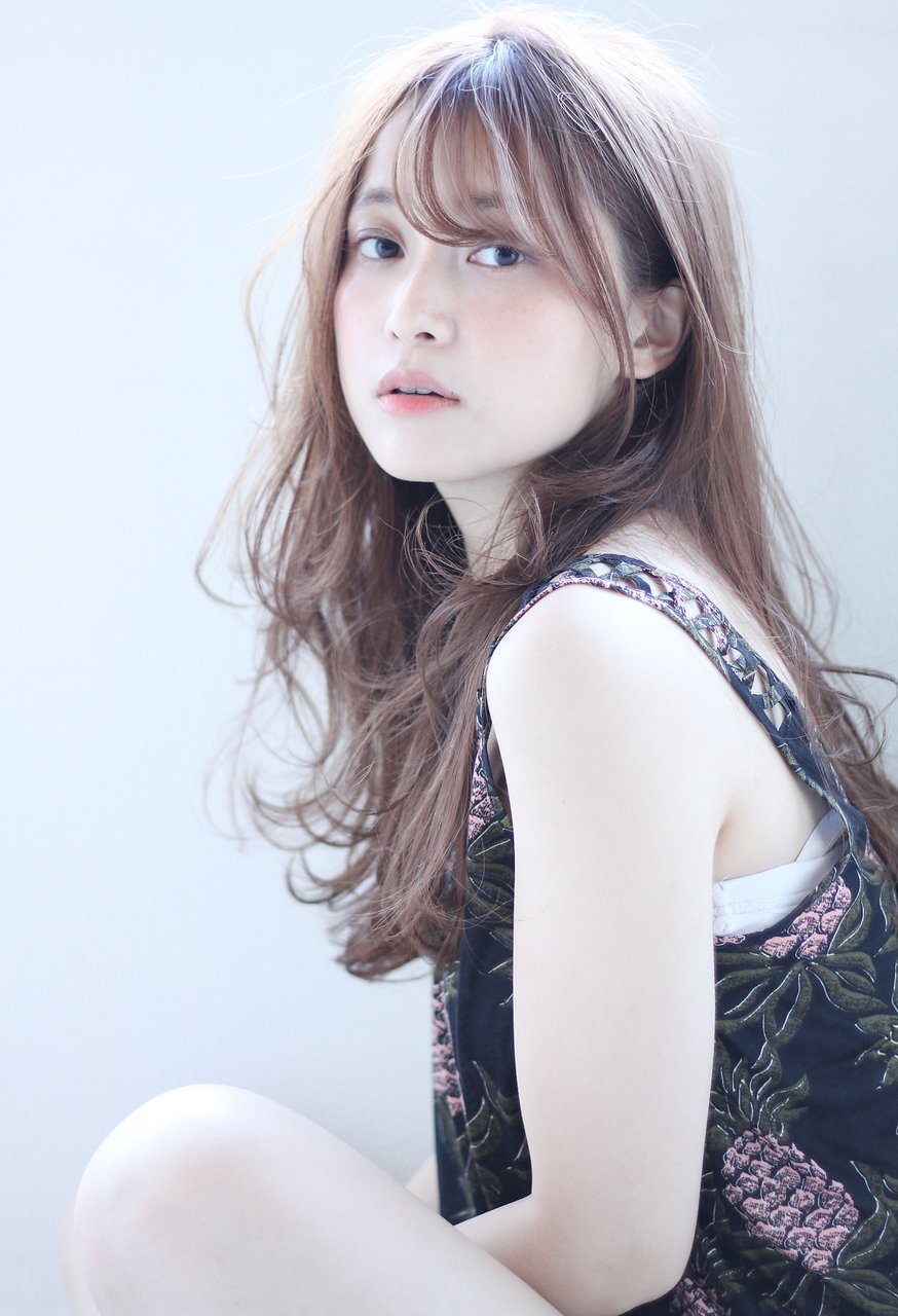 フリンジバングのルーズパーマで大人スポンテニアス