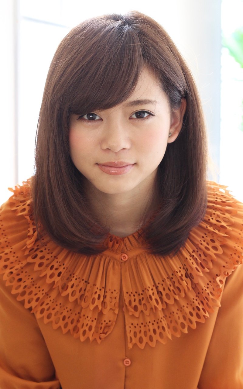 斜め前髪の伸ばしかけ大人かわいい小顔ミディ