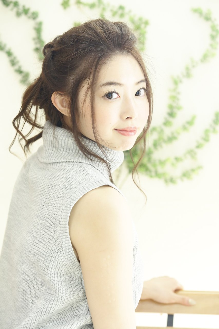 とろけるカールで脱力感を演出したヘアアレンジ