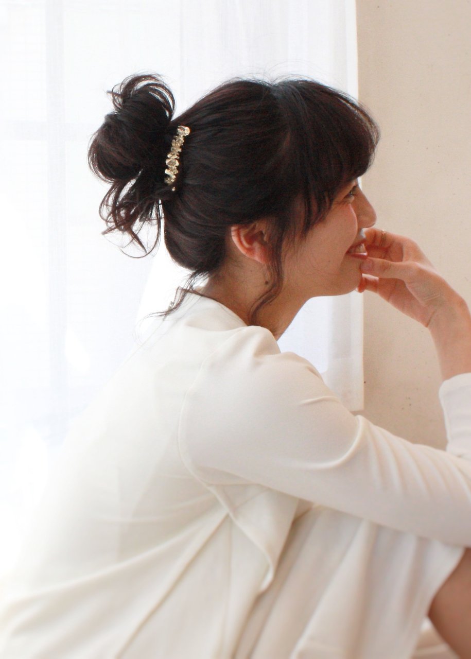 まとめ髪にバレッタをオン 最後の一手間でヘアアレンジをオシャレにキメよう ホットペッパービューティーマガジン まとめ髪にバレッタをオン 最後の一手間でヘアアレンジをオシャレにキメよう ホットペッパービューティーマガジン