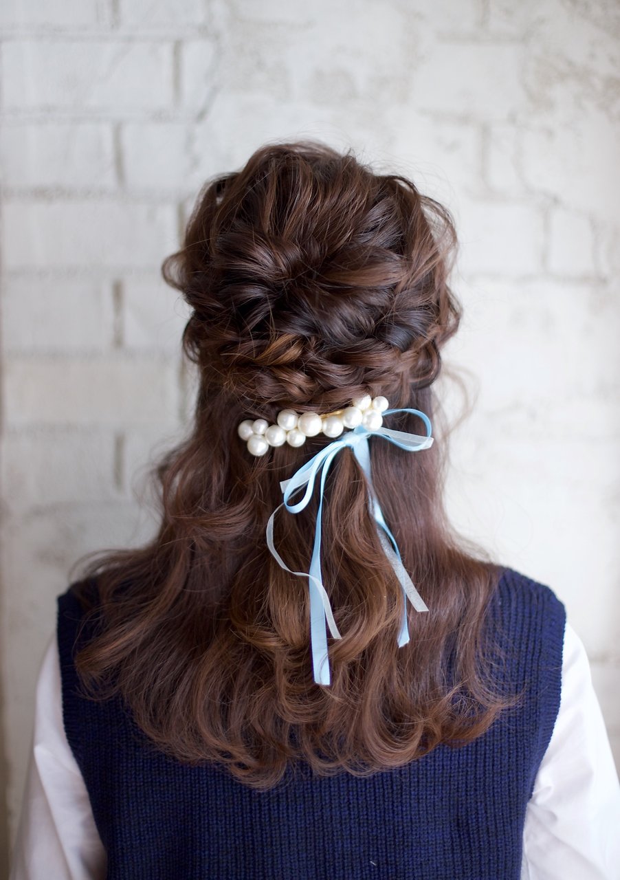 まとめ髪にバレッタをオン 最後の一手間でヘアアレンジをオシャレにキメよう ホットペッパービューティーマガジン まとめ髪にバレッタをオン 最後の一手間でヘアアレンジをオシャレにキメよう ホットペッパービューティーマガジン