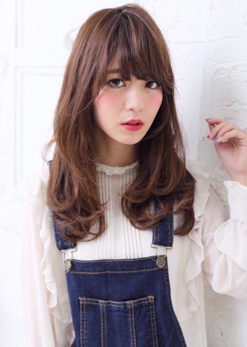 可愛らしいドーリーロングを今っぽく軽やかにシフト