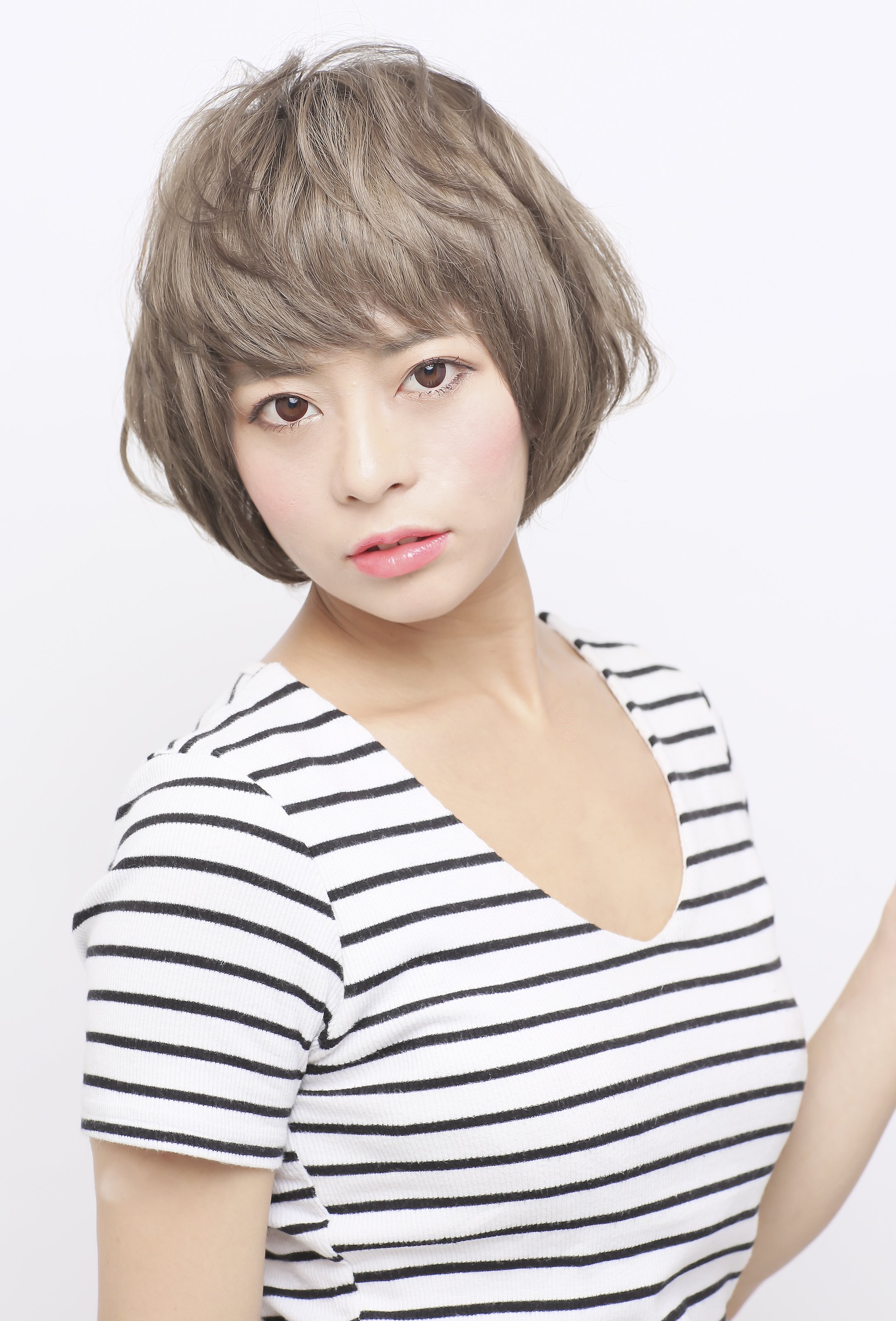 大人可愛いアッシュカラーとゆるふわパーマショートボブ