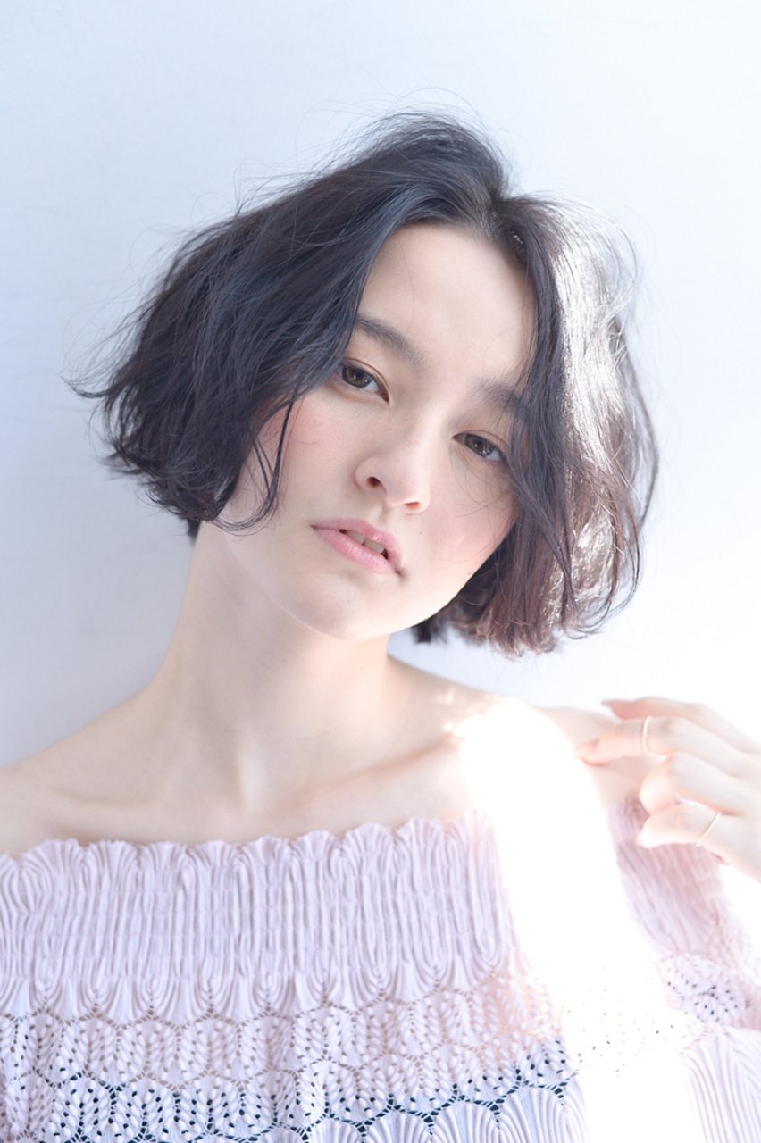 黒髪ボブのニュアンスウェーブ